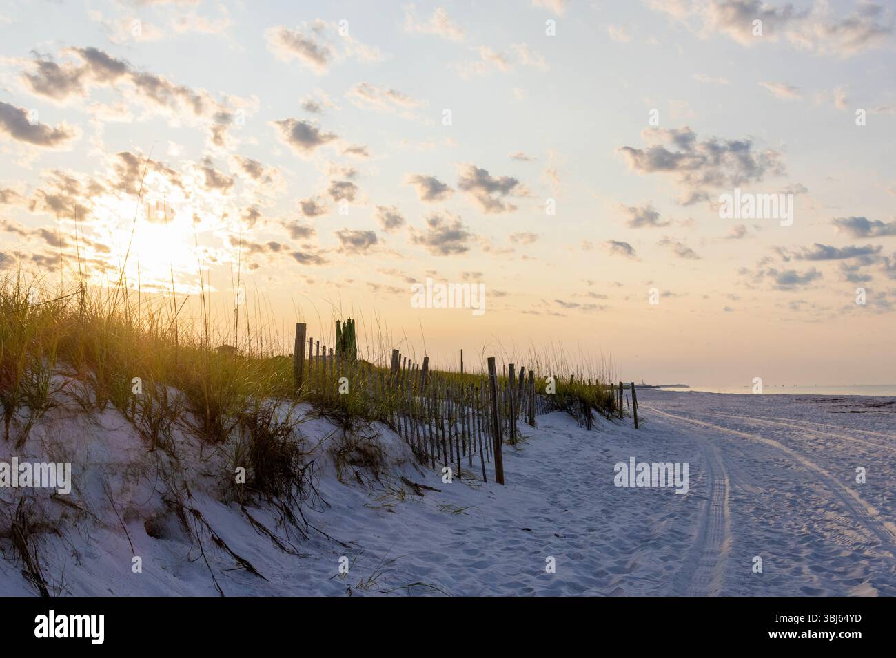 Beau lever de soleil sur la plage tranquille de destin, Floride Banque D'Images