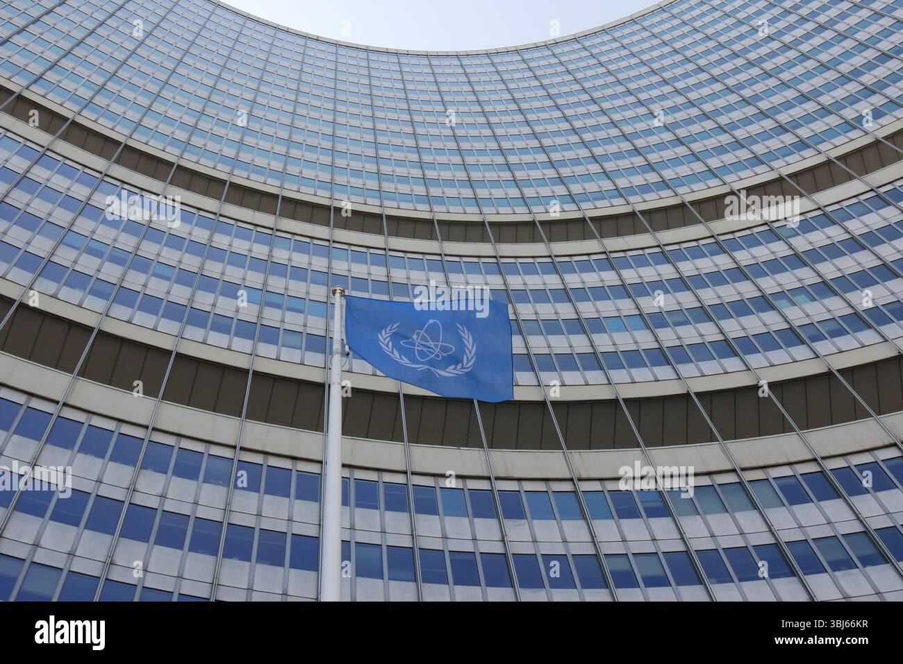 Wien, Autriche. 13 juin 2025. Un drapeau flotte devant le siège de l'Agence internationale de l'énergie atomique (AIEA). Le chef de l'AIEA (Agence internationale de l'énergie atomique), Grossi, avait mis en garde Israël contre une attaque contre les installations nucléaires iraniennes. Maintenant Grossi a condamné l'attaque contre le programme nucléaire iranien. (À dpa 'le chef de l'AIEA : les installations nucléaires ne doivent jamais être ciblées') crédit : Albert Otti/dpa/Alamy Live News Banque D'Images