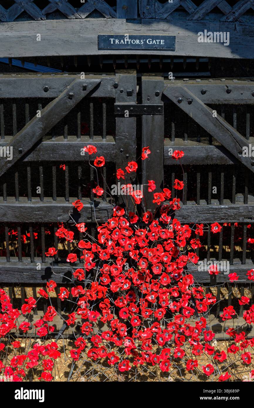 La porte des traîtres est une entrée par laquelle de nombreux prisonniers des Tudors sont arrivés à la Tour de Londres. La porte a été construite par Edward I, pour provid Banque D'Images