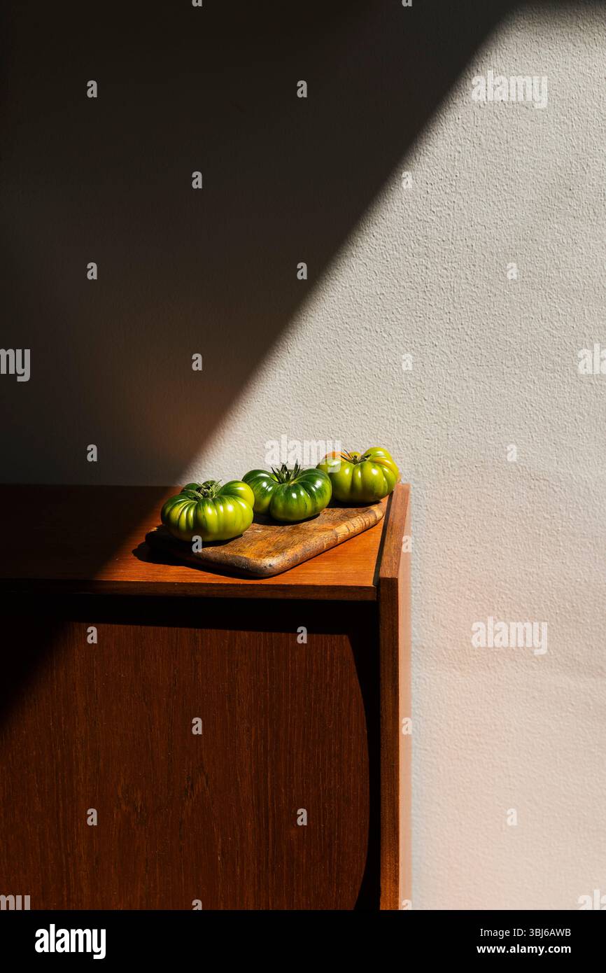 Tomate verte Heirloom sur planche de bois. Banque D'Images