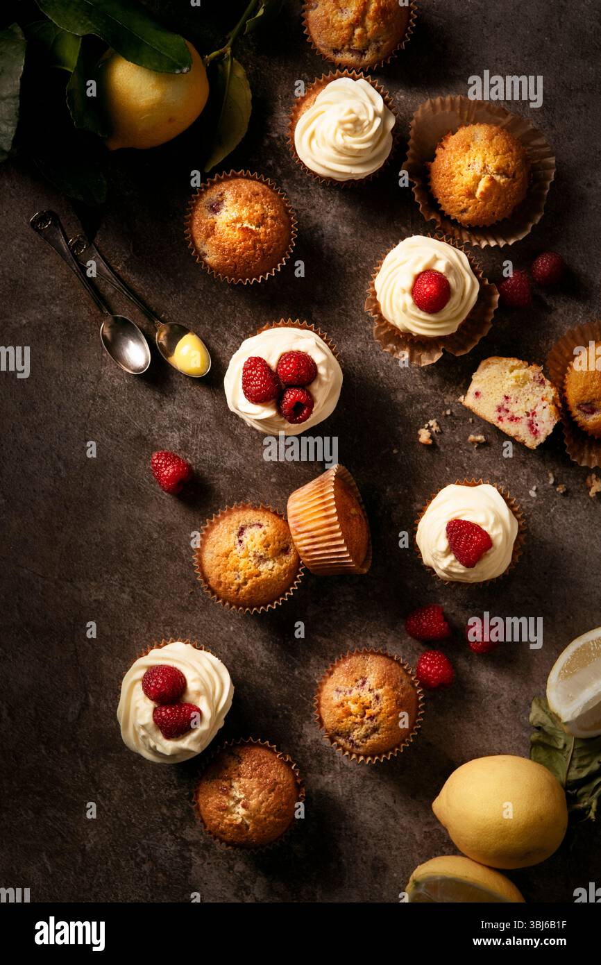 directement au-dessus des cupcakes avec glaçage à la framboise et au citron Banque D'Images