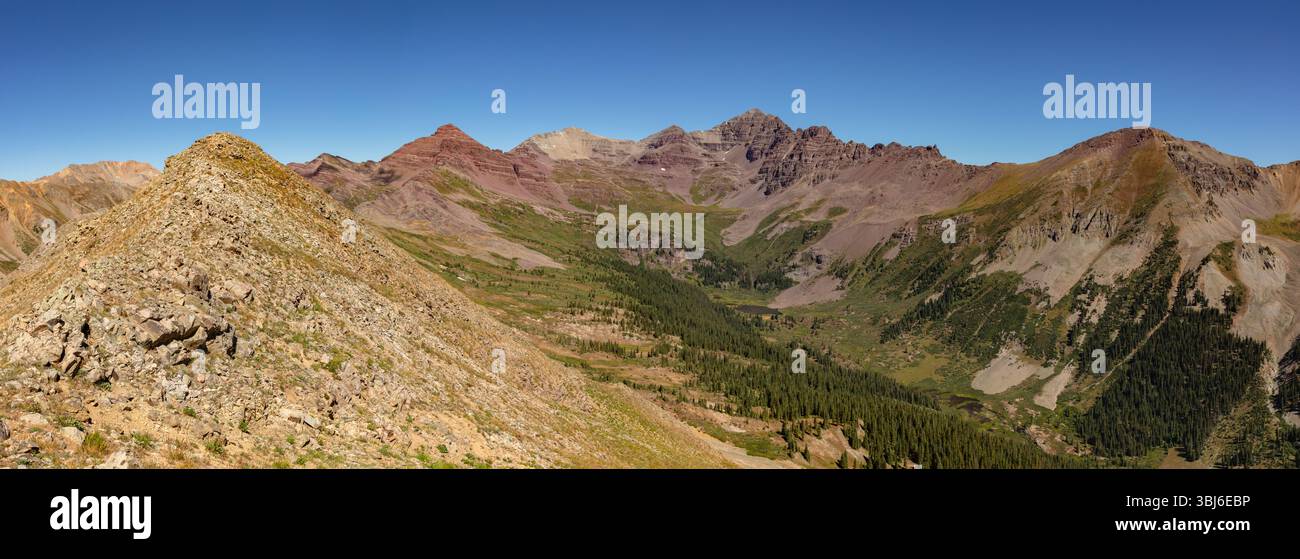 Surplombant Cumberland Basin Colorado 14er Castle Peak avec 13ers UN13559, Castleabra et Oyster Peak. Banque D'Images