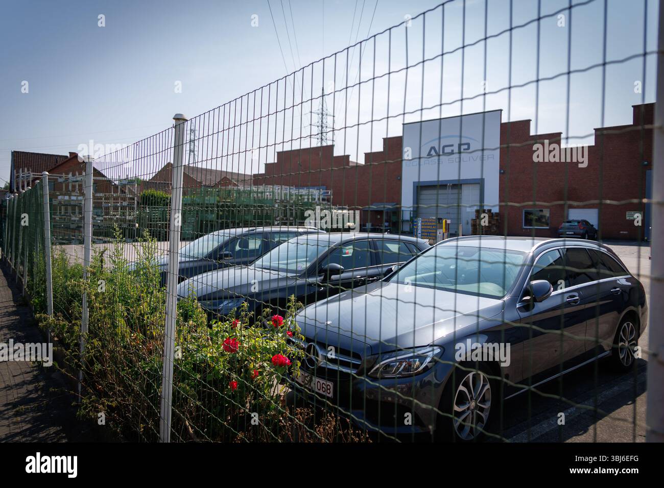 Rumbeke, Belgique. 13 juin 2025. Cette photo montre une usine de production du producteur de verre automobile AGP à Rumbeke, vendredi 13 juin 2025. Une acquisition par un autre a échoué et 1200 emplois sont menacés. BELGA PHOTO KURT DESPLENTER crédit : Belga News Agency/Alamy Live News Banque D'Images