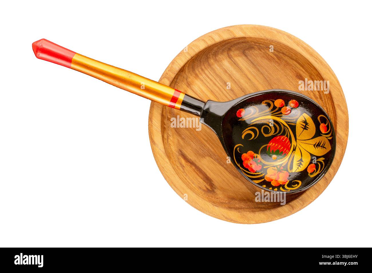 Une cuillère en bois peinte avec une tasse en bois isolée sur fond blanc, gros plan, vue de dessus. Banque D'Images