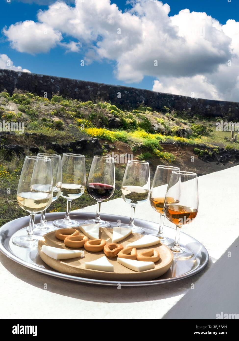 DÉGUSTATION DE VINS LANZAROTE Alfresco situation ensoleillée de dégustation de vins avec sélection de vins rouges et blancs, fromage local et biscuits bodega jardin de cave de vinification espagnole Banque D'Images