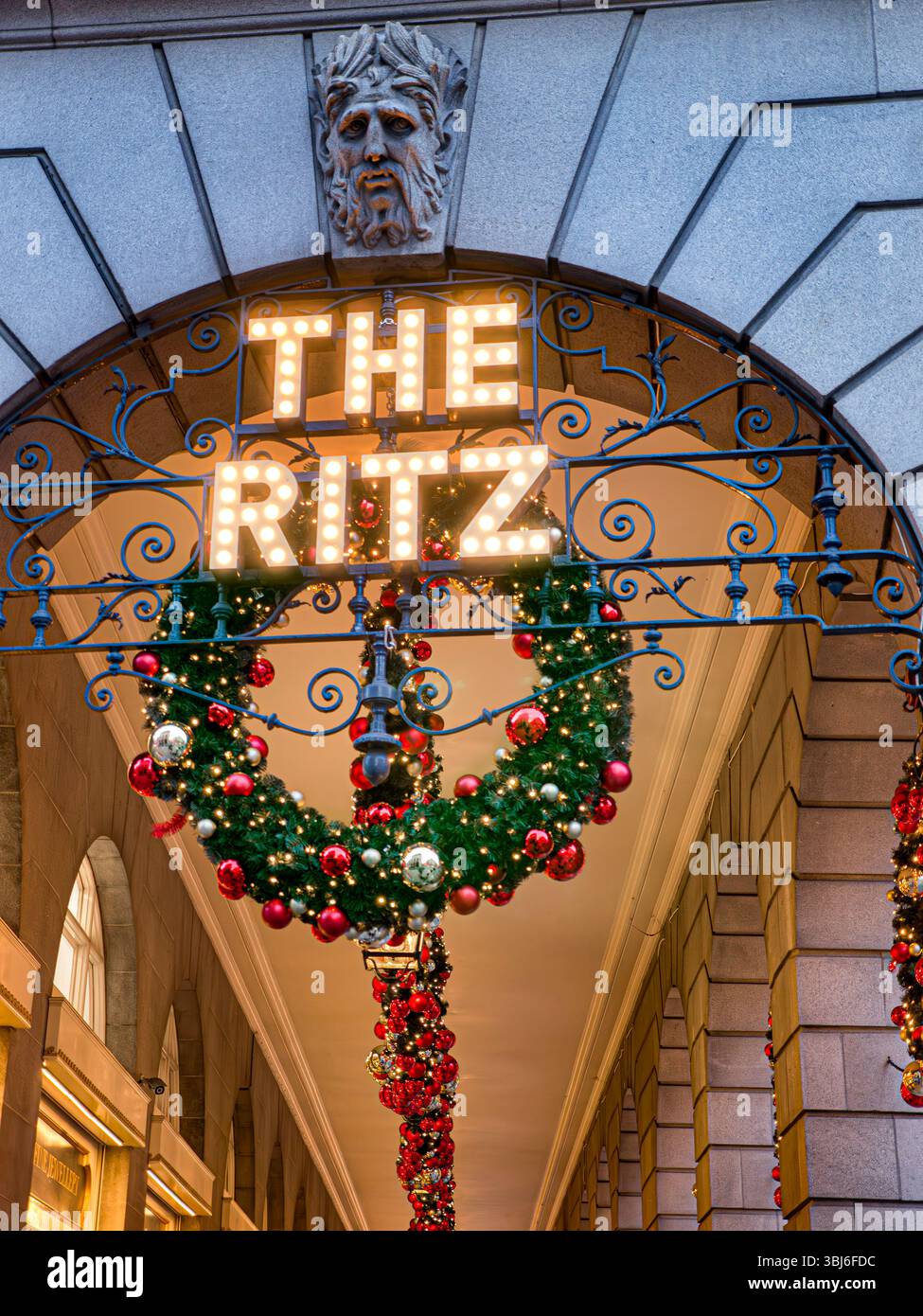 THE RITZ CHRISTMAS UK DECORATIONS Hotel Exterior Dusk London Piccadilly avec des boules de couronnes de luxe traditionnelles au Christmas Piccadilly London UK Banque D'Images