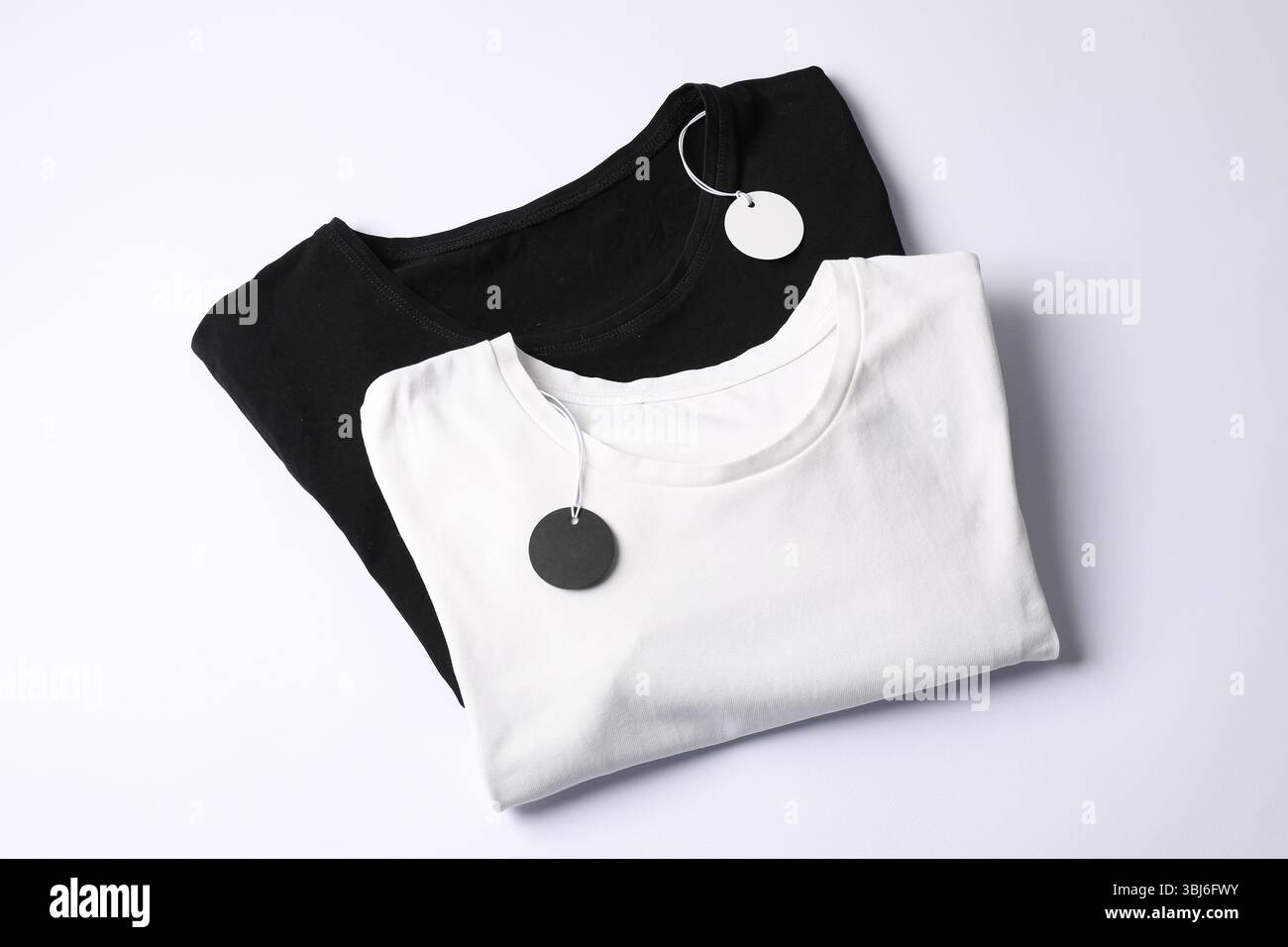 T-shirts avec des étiquettes sur fond blanc, vue de dessus Banque D'Images T-shirts avec des étiquettes sur fond blanc, vue de dessus Banque D'Images