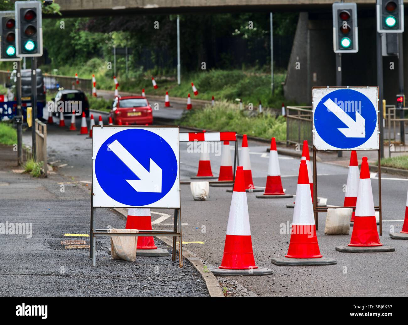 Travaux routiers sur l'A427 Oakley Road, Corby, Angleterre, pour construire une piste cyclable, juin 2025. Banque D'Images