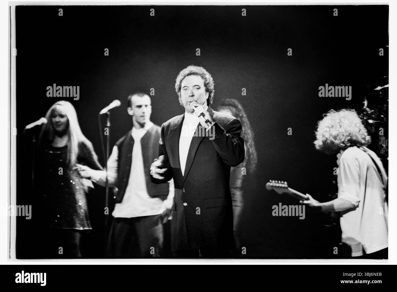 TOM JONES, CONCERT DE SA VILLE NATALE, 1994 : TOM JONES, légende galloise du chant, 54 ans, live à Cardiff International Arena CIA à Cardiff, pays de Galles, Royaume-Uni, le 2 novembre 1994. Photo : Rob Watkins. INFO : Tom Jones, né en 1940 au pays de Galles, est un chanteur gallois légendaire connu pour sa voix puissante et sa présence dynamique sur scène. Avec des tubes intemporels comme « It's Not Unusual » et « Delilah », Jones a connu une carrière prolifique couvrant plusieurs genres, consolidant son statut d'artiste emblématique. Banque D'Images