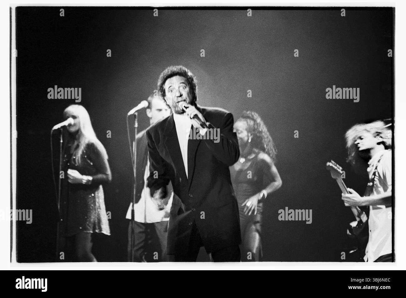 TOM JONES, CONCERT DE SA VILLE NATALE, 1994 : TOM JONES, légende galloise du chant, 54 ans, live à Cardiff International Arena CIA à Cardiff, pays de Galles, Royaume-Uni, le 2 novembre 1994. Photo : Rob Watkins. INFO : Tom Jones, né en 1940 au pays de Galles, est un chanteur gallois légendaire connu pour sa voix puissante et sa présence dynamique sur scène. Avec des tubes intemporels comme « It's Not Unusual » et « Delilah », Jones a connu une carrière prolifique couvrant plusieurs genres, consolidant son statut d'artiste emblématique. Banque D'Images