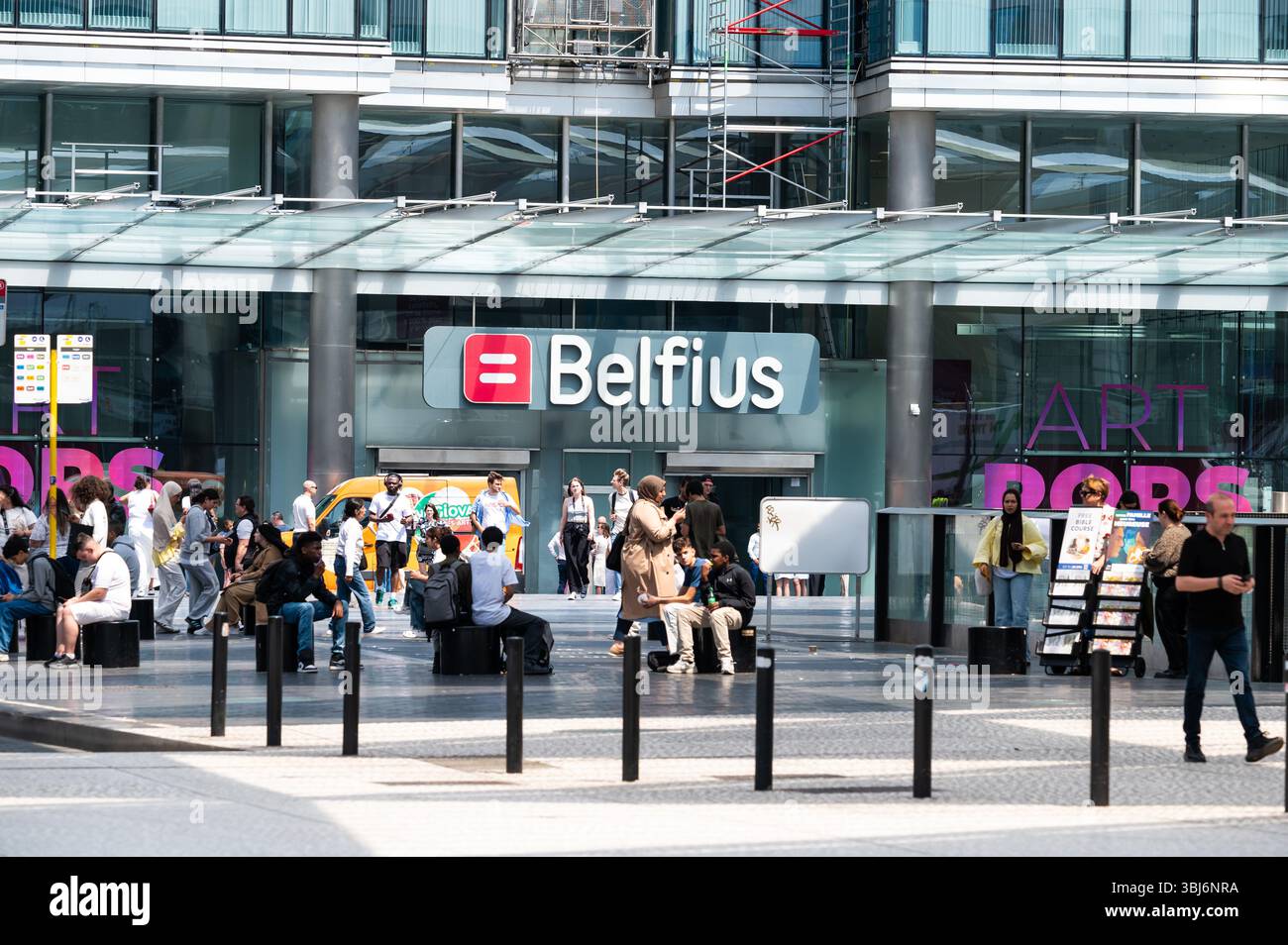Piétons à la tour Belfius, place rogier à Saint Josse, Bruxelles, Belgique 12 juin 2025 Banque D'Images