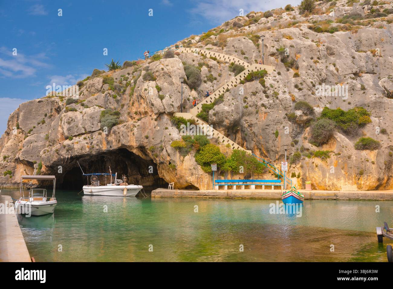Escaliers de la falaise de Xlendi, vue sur l'escalier menant à la passerelle populaire au sommet de la falaise située sur les falaises au-dessus du côté nord de la baie de Xlendi, Gozo, Malte Banque D'Images