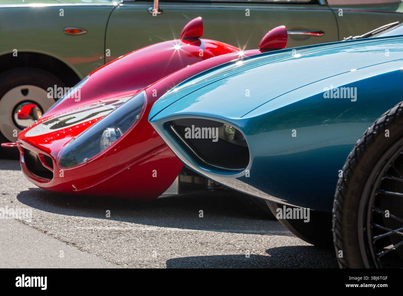 Grosse pointe Shores, Michigan - le prototype Pontiac vivant 1966 (à droite) et la Ferrari P4 RCR 1966 étaient exposés pour l'avant-première médiatique du Banque D'Images