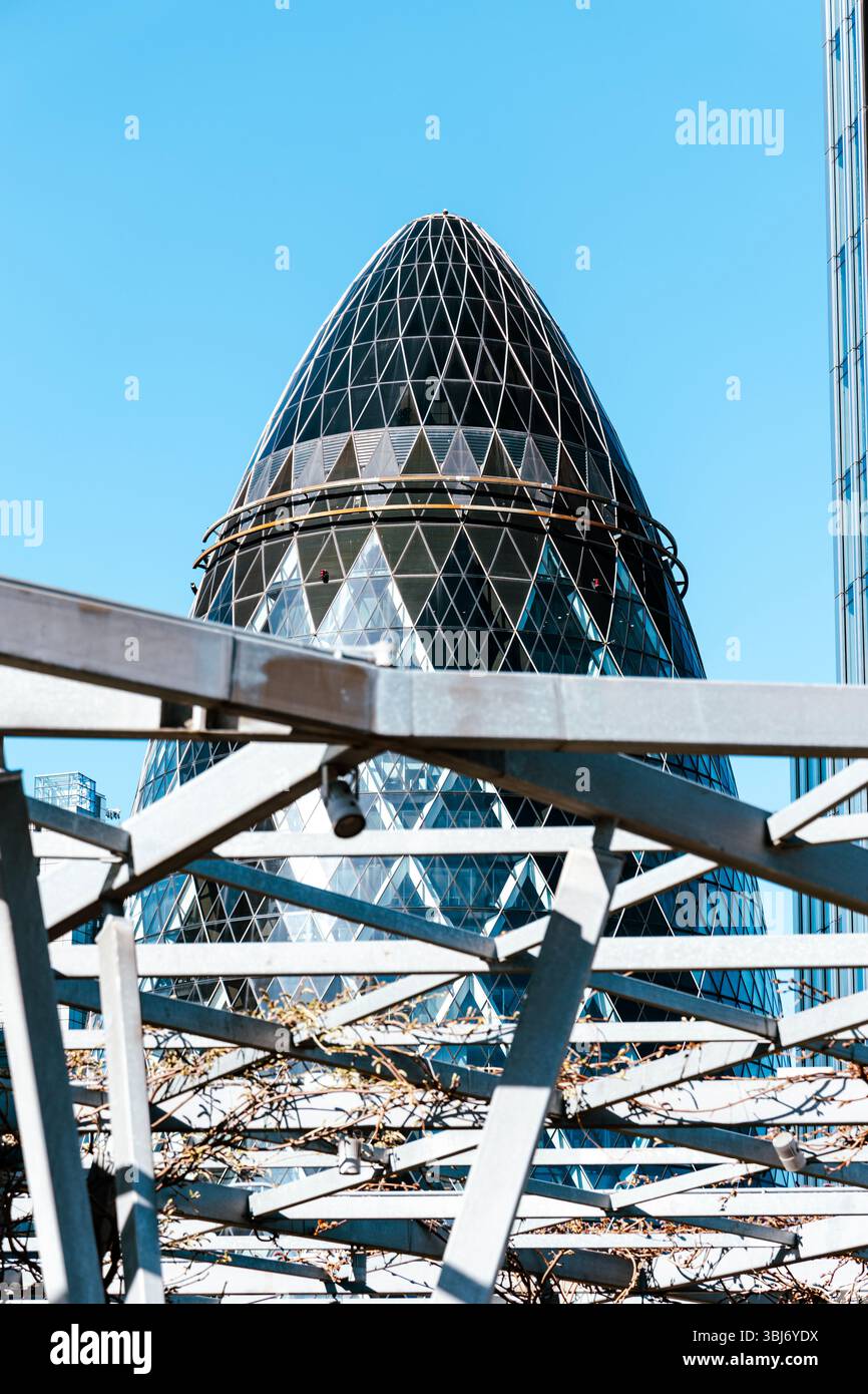 Toit de pergola au jardin au 120 jardin sur le toit au bâtiment Fen court avec le Gherkin en arrière-plan, City of London, Angleterre Banque D'Images