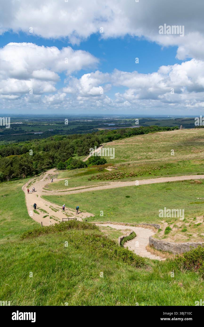 Chemin vers Rivington Pike Tower haut dans les collines près de Bolton dans le nord-ouest de l'Angleterre. Banque D'Images