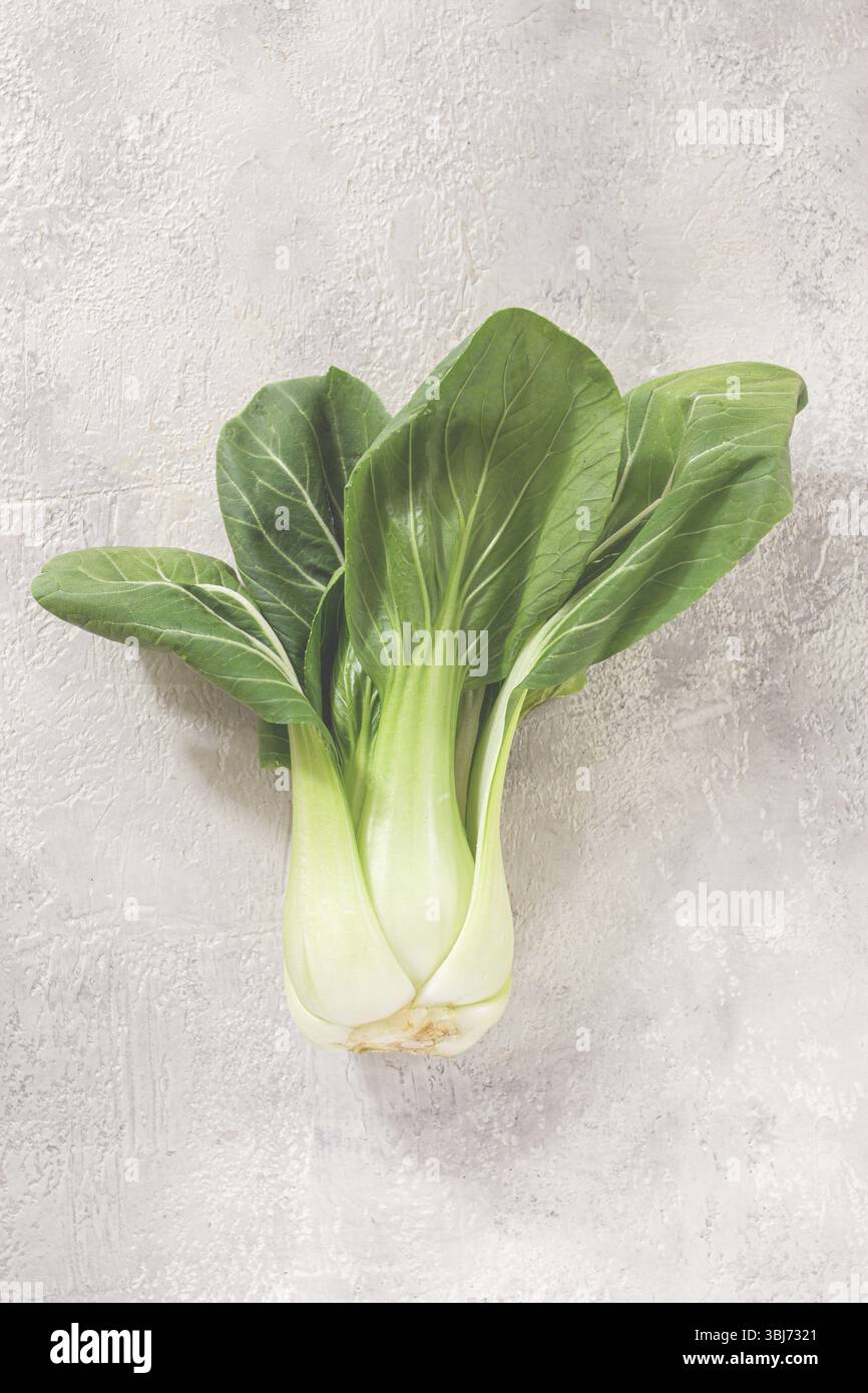 Bok choy frais, disposé sur une surface gris clair, vue de dessus, lumière naturelle Banque D'Images