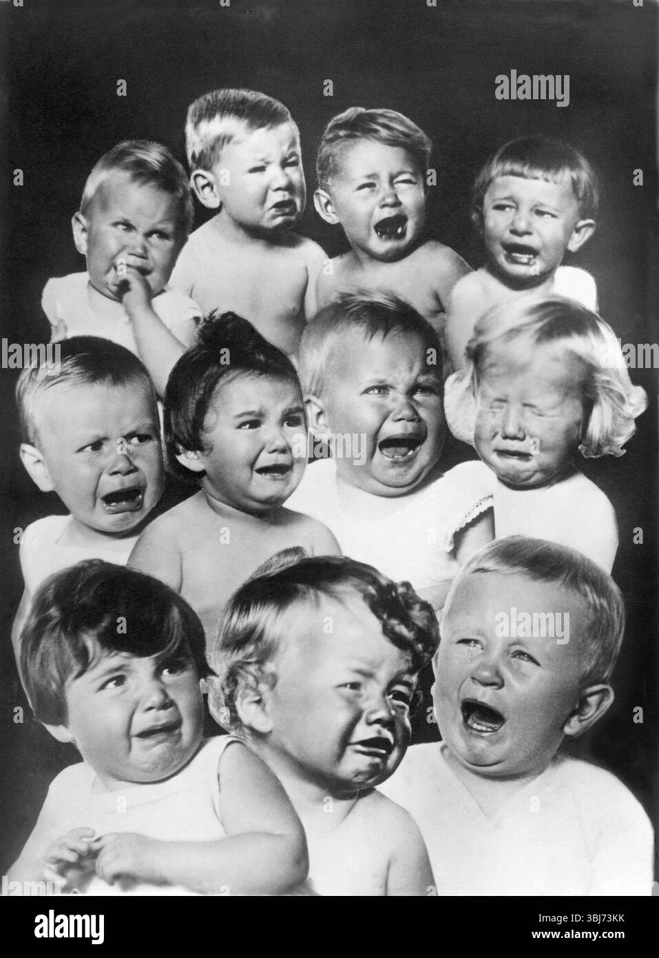 Bébés pleurant, années 1930, plusieurs bébés et tout-petits pleurant et montrant des visages malheureux, photo historique Banque D'Images