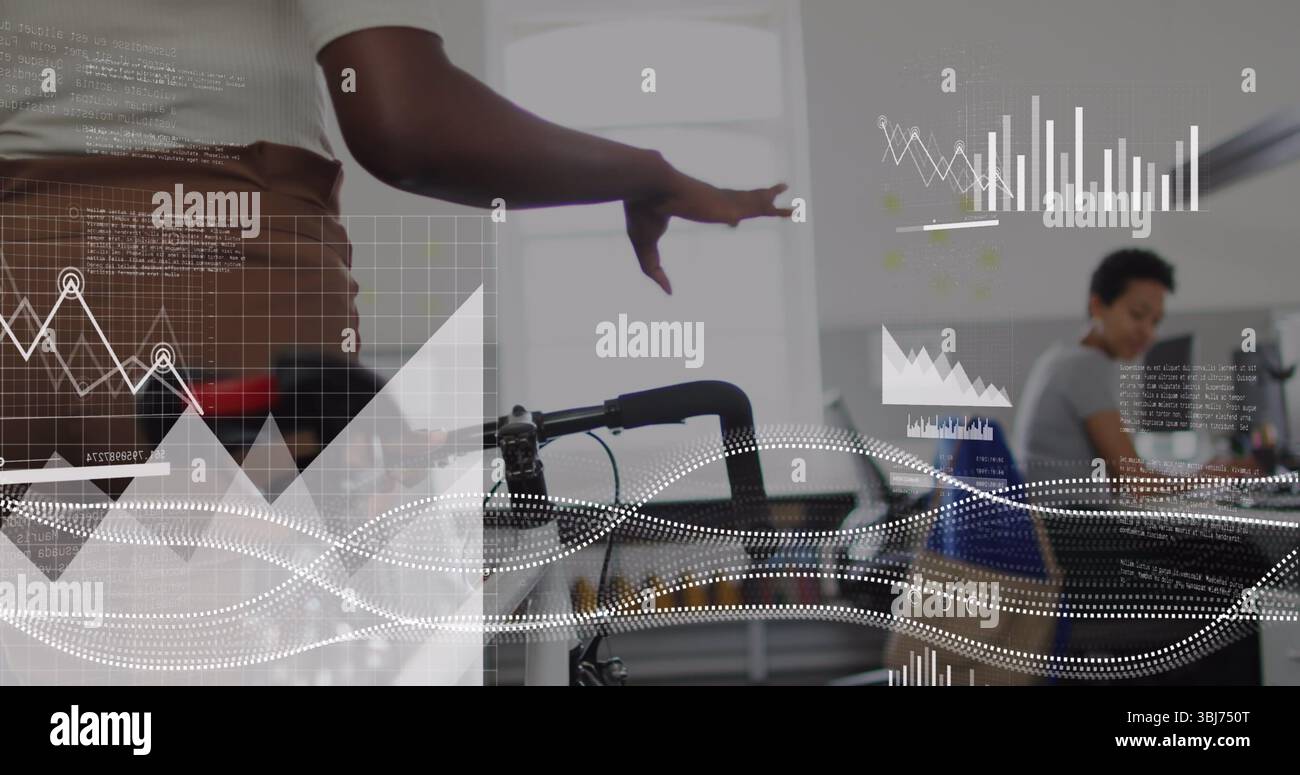 Pointant la femme dans le haut sans manches par vélo stationnaire vers les cartes holographiques dans le bureau, copier l'espace Banque D'Images