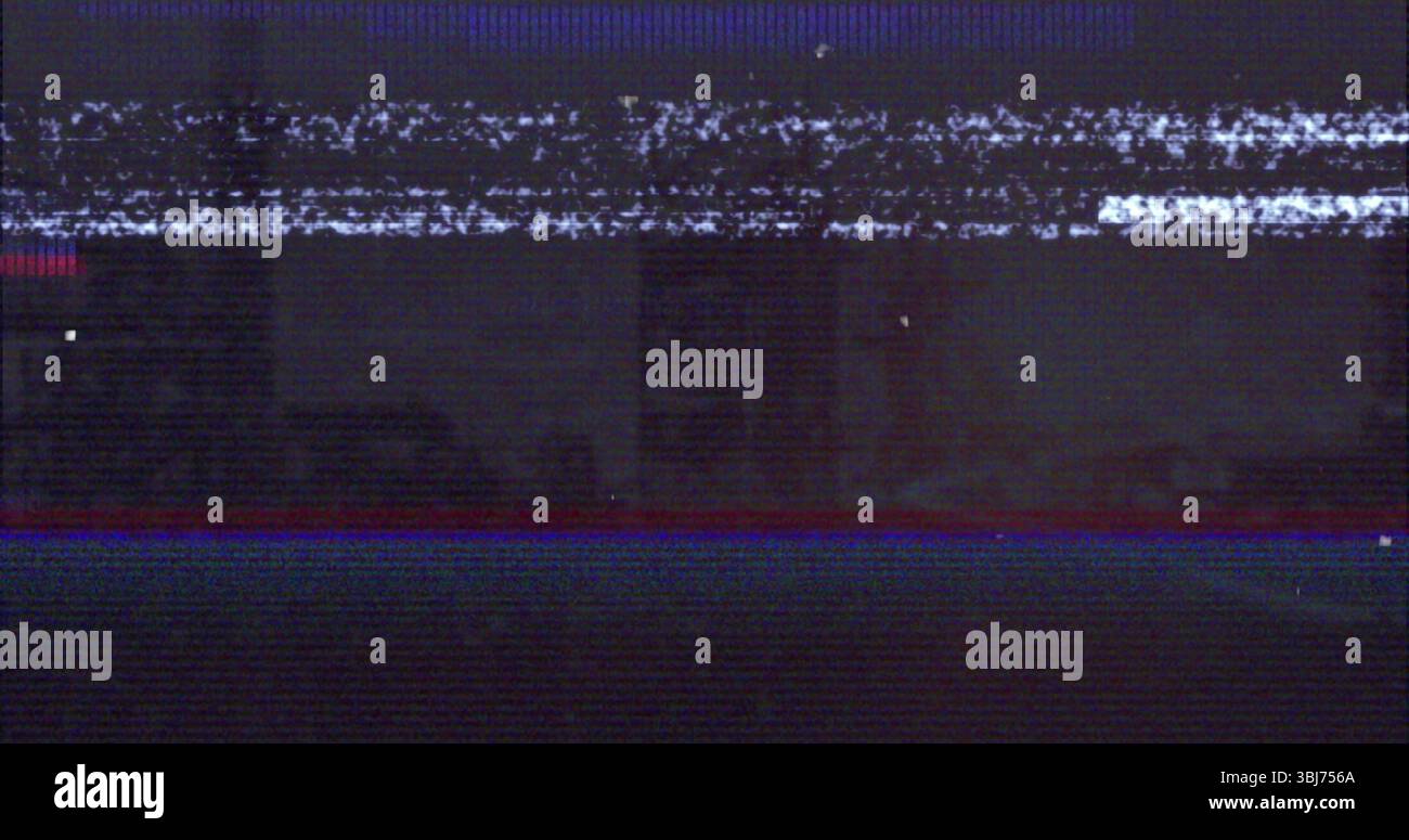 Scintillement de l'écran de télévision vintage analogique à remplissage statique, affichant des lignes de scintillement rouges et bleues Banque D'Images