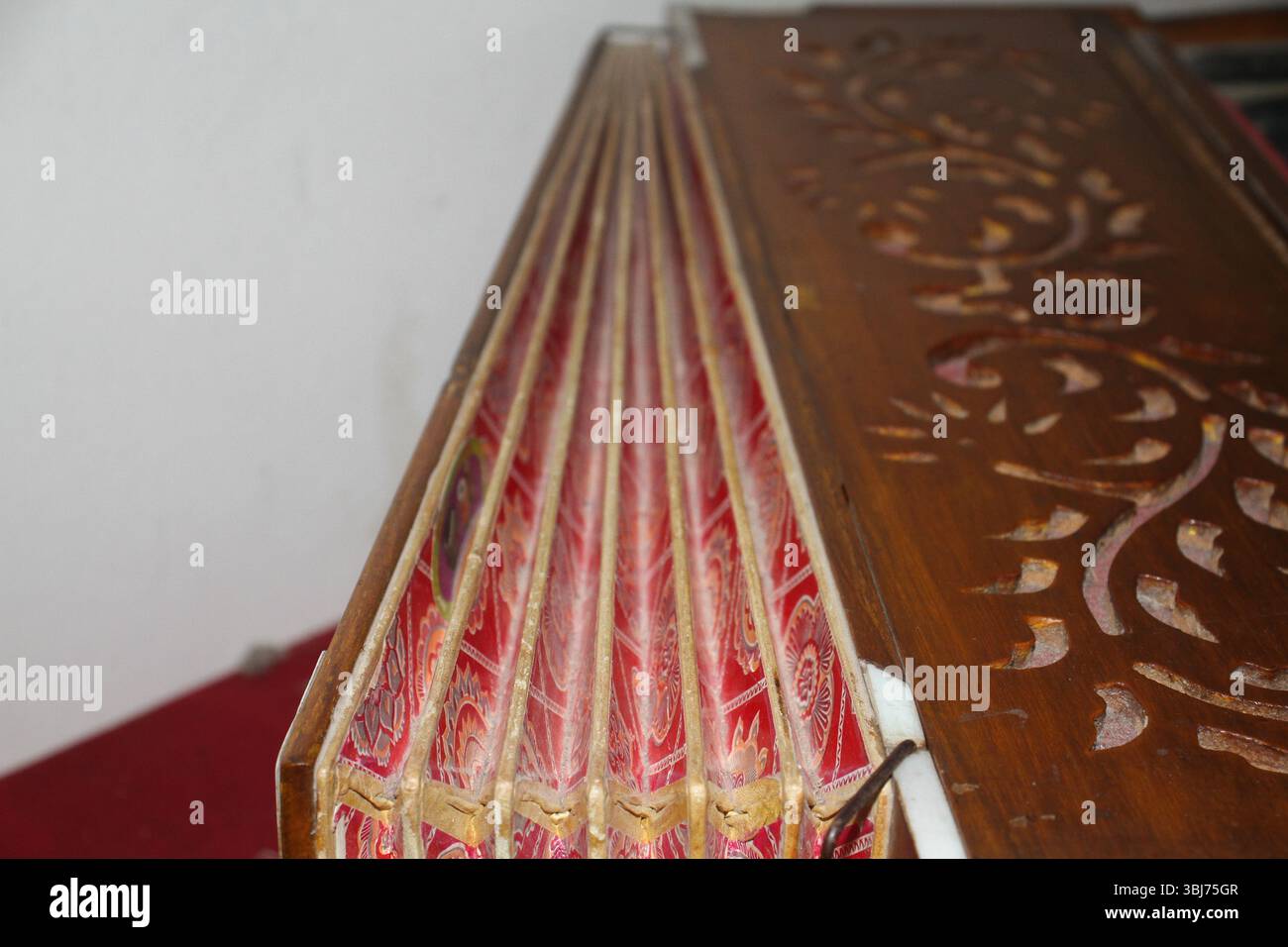 Vue rapprochée du soufflet d'un harmonium traditionnel, instrument de musique classique. Le soufflet, situé à l'arrière de l'harmonium. Banque D'Images