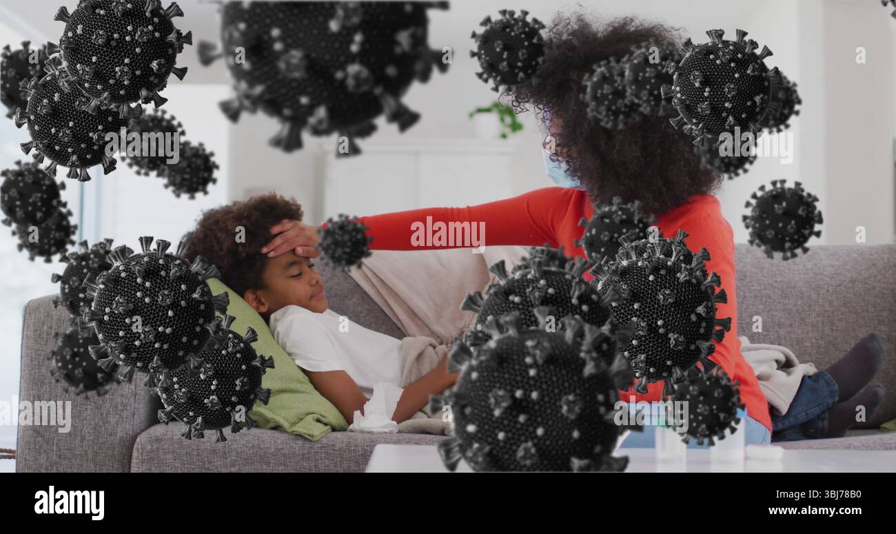 Mère soignante portant un masque plaçant la main sur le front de l'enfant au repos à la maison, avec des flacons de médicaments Banque D'Images