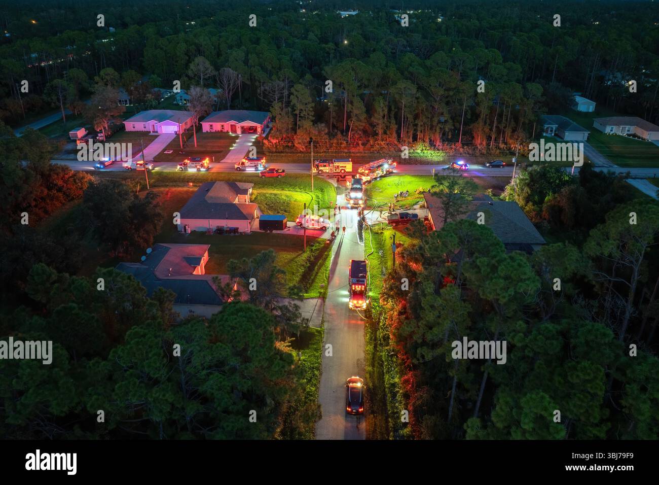 Premiers intervenants enquêtant sur les dangers du monoxyde de carbone dans les résidences résidentielles en Floride, aux États-Unis Banque D'Images