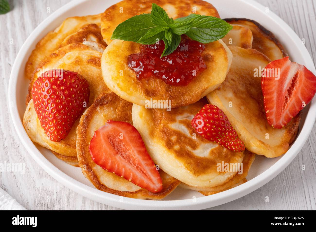 Mini crêpes avec confiture de fraises et fraises Banque D'Images