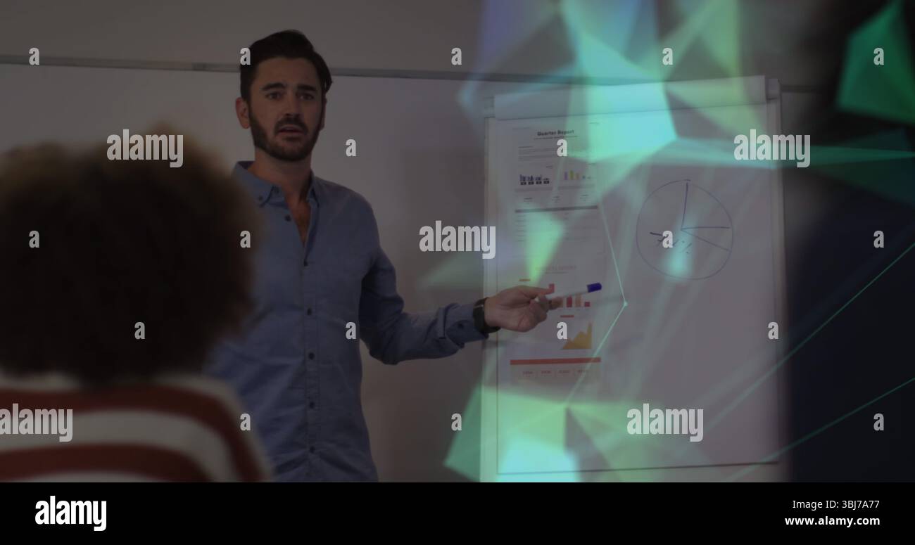 Présentez l'homme en chemise pointant vers le tableau de conférence montrant des graphiques à barres et un diagramme circulaire dans la salle de conférence Banque D'Images
