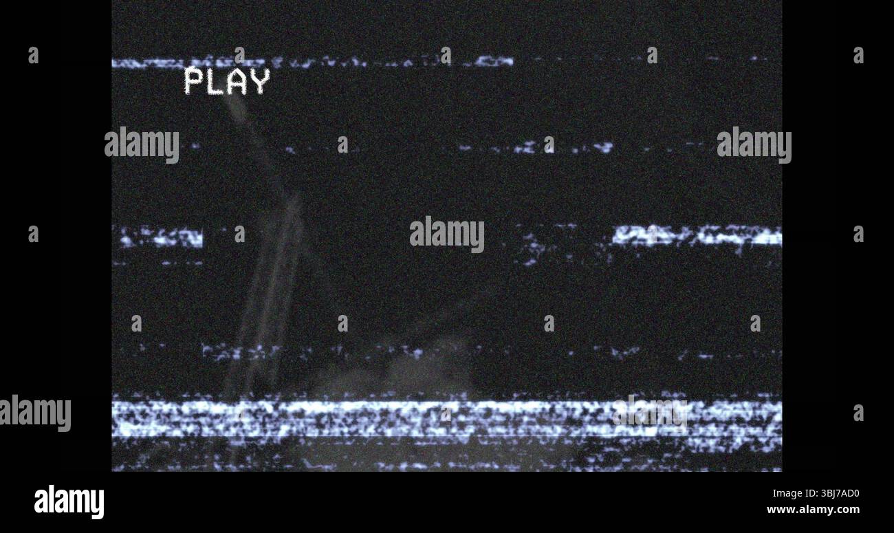 Affichage de l'écran du lecteur de magnétoscope à la maison montrant des lignes statiques horizontales, avec texte de LECTURE pixellisé Banque D'Images