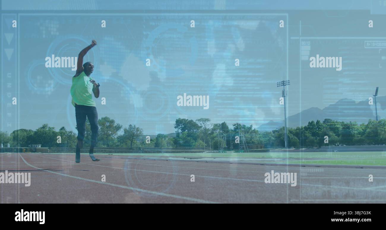 Athlète adolescent qui saute les voies de piste au stade, avec lunettes de soleil, projecteurs, espace de copie Banque D'Images