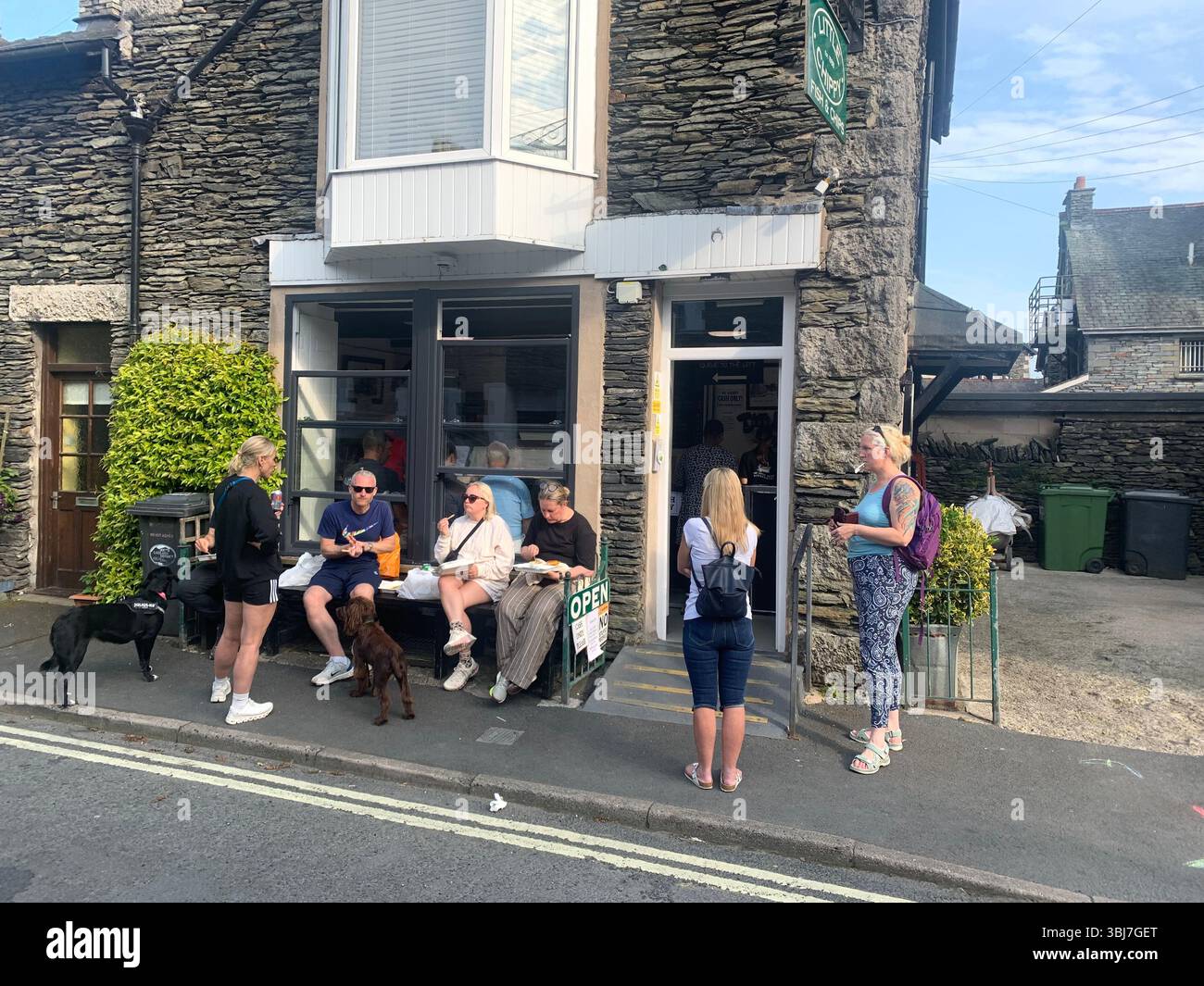 Lake Windermere magasin magasins ville visite de l'ancienne histoire historique étang d'eau à l'extérieur des gens assis maison assis maisons pub bière manger nourriture dîner louer hôtel touriste Banque D'Images