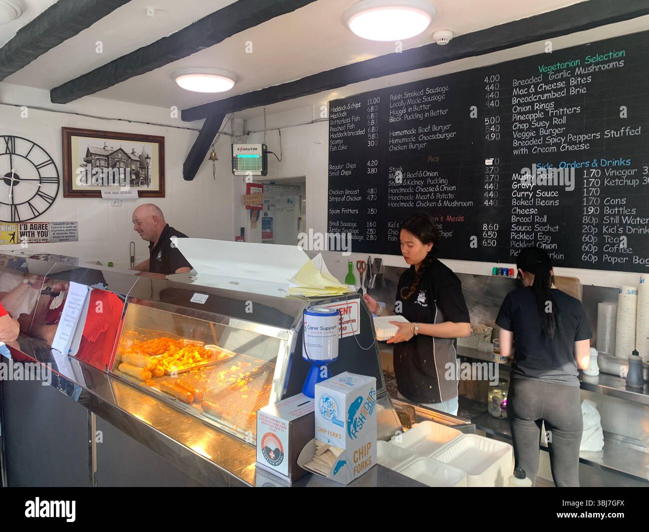 Lake Windermere magasin magasins ville visite de l'ancienne histoire historique étang d'eau à l'extérieur des gens assis maison assis maisons pub bière manger nourriture dîner louer hôtel touriste Banque D'Images