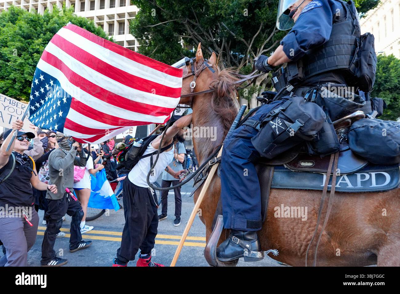 Los Angeles, États-Unis. 11 juin 2025. La police montée affronte les manifestants lors des manifestations contre les politiques d'immigration du président Donald Trump. Trump a envoyé la Garde nationale californienne et les Marines américains à Los Angeles contre l'objection du gouverneur et du maire. Crédit : SOPA images Limited/Alamy Live News Banque D'Images