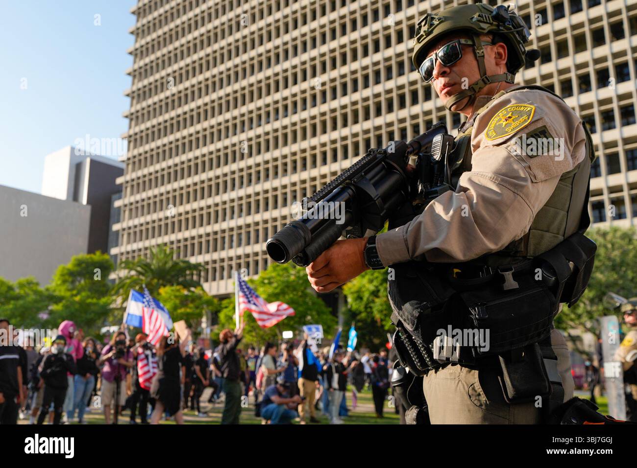 Los Angeles, États-Unis. 11 juin 2025. La police affronte les manifestants lors des manifestations contre les politiques d'immigration du président Donald Trump. Trump a envoyé la Garde nationale californienne et les Marines américains à Los Angeles contre l'objection du gouverneur et du maire. Crédit : SOPA images Limited/Alamy Live News Banque D'Images