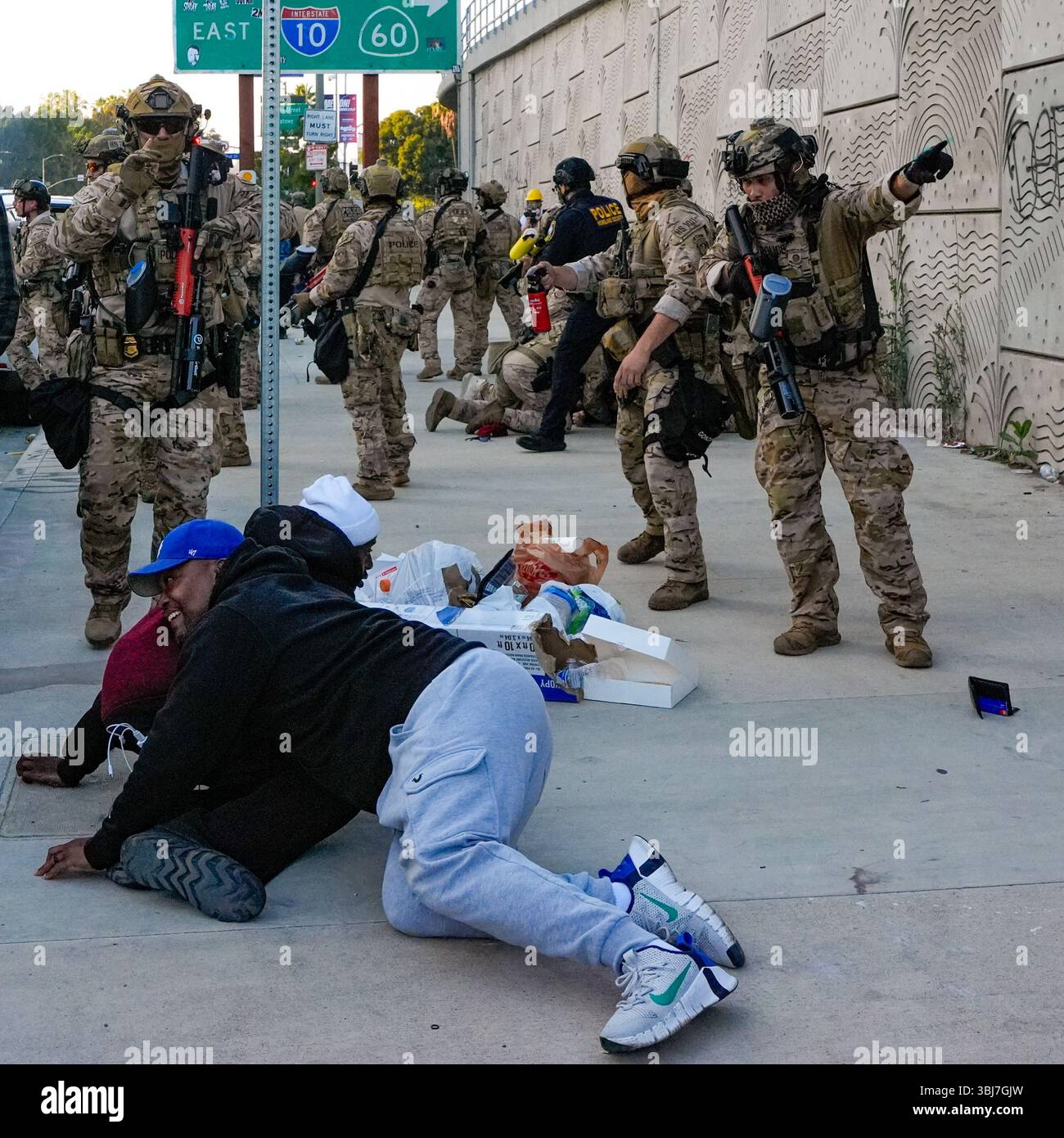 Los Angeles, États-Unis. 12 juin 2025. La police repousse les manifestants lors des manifestations contre les politiques d'immigration du président Donald Trump. Trump a envoyé la Garde nationale californienne et les Marines américains à Los Angeles contre l'objection du gouverneur et du maire. Crédit : SOPA images Limited/Alamy Live News Banque D'Images