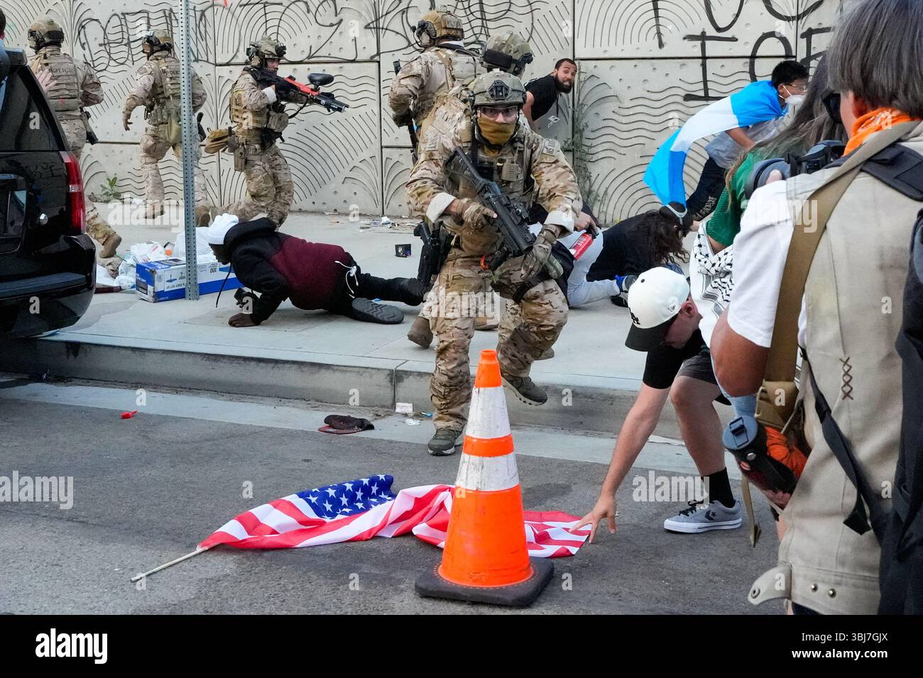 Los Angeles, États-Unis. 12 juin 2025. La police repousse les manifestants lors des manifestations contre les politiques d'immigration du président Donald Trump. Trump a envoyé la Garde nationale californienne et les Marines américains à Los Angeles contre l'objection du gouverneur et du maire. Crédit : SOPA images Limited/Alamy Live News Banque D'Images