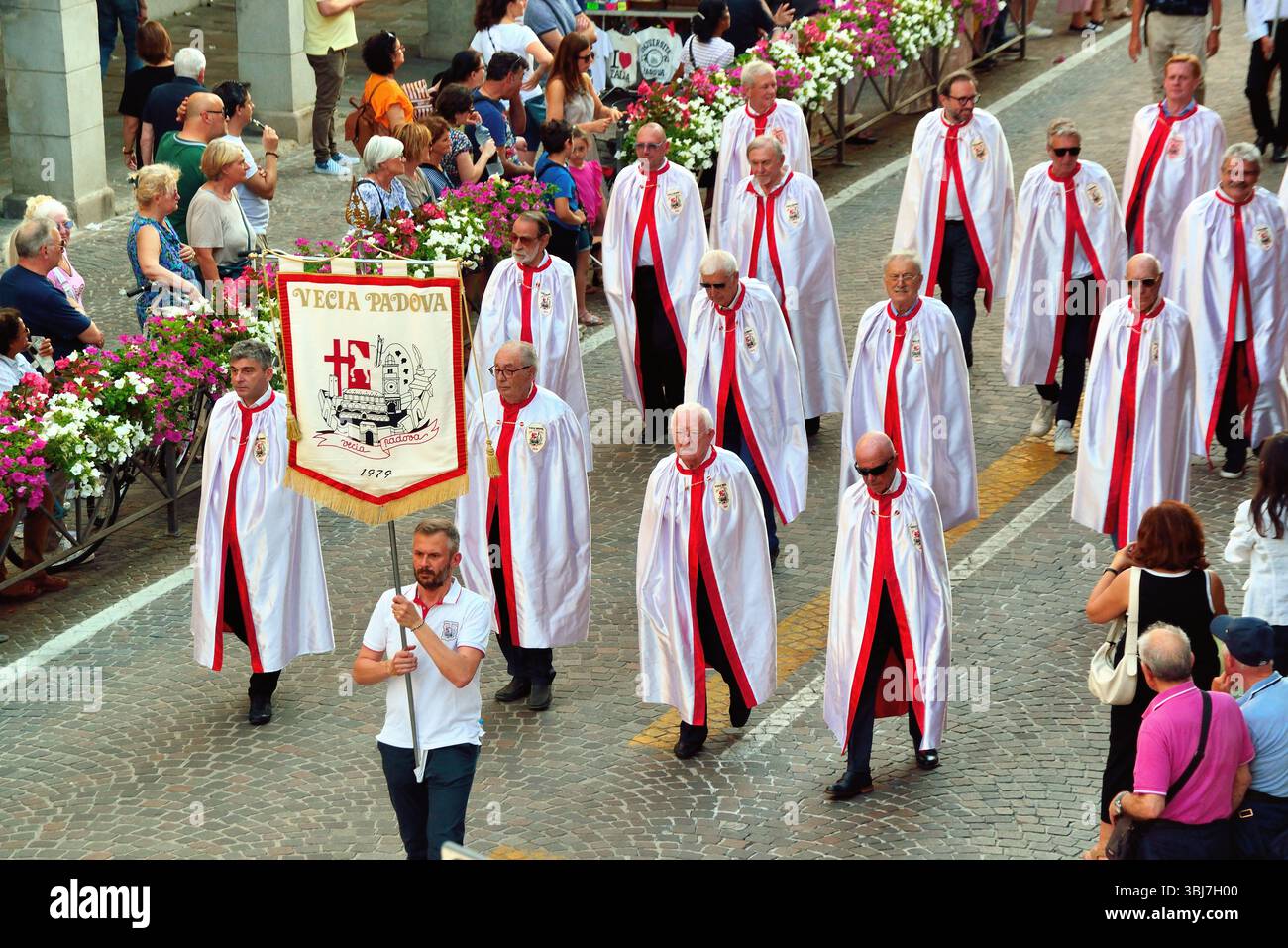 Padoue, Italie. 13 juin 2025. Un jour Anthony. La statue et les reliques du Saint en procession à travers les rues de la ville. Des milliers de pèlerins venaient du monde entier. Crédits : Ferdinando Piezzi/ Alamy Live News Banque D'Images