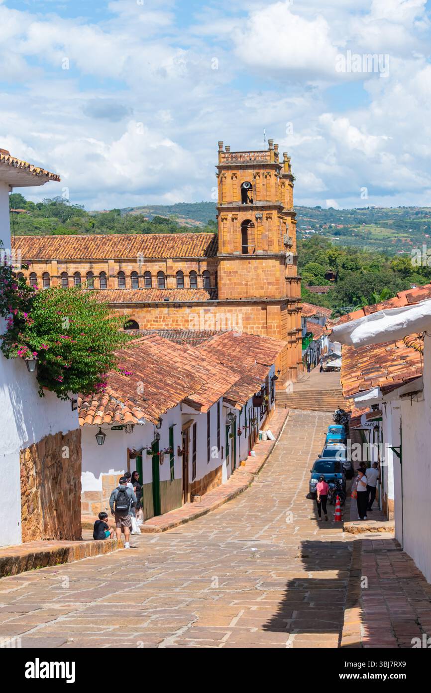 Barichara, Santander, Colombie, 11 octobre 2024. Image verticale capturant le paysage urbain de Barichara avec des maisons coloniales colorées dans le foreg Banque D'Images