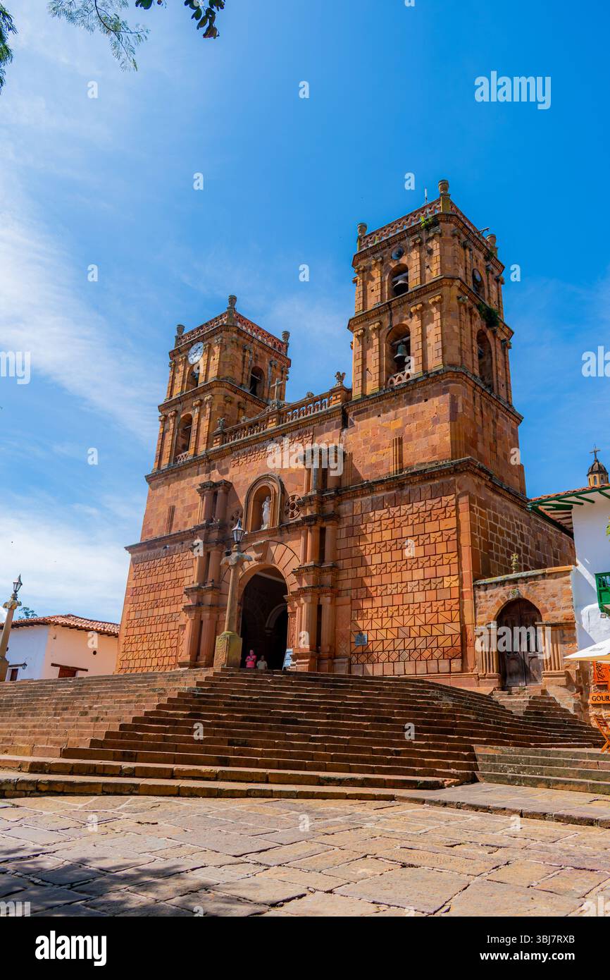 Barichara, Santander, Colombie, 11 octobre 2024. Image verticale de la cathédrale en pierre de Barichara s'élevant sous un ciel clair et vibrant. Le cri chaud Banque D'Images