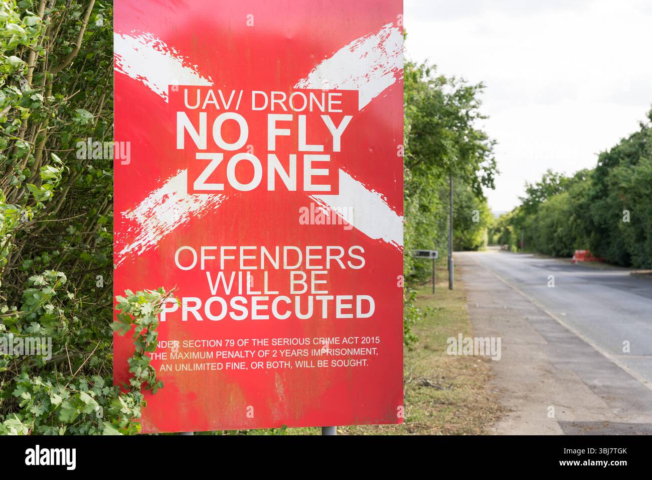 Aucune zone de drone en avant : un panneau rouge audacieux avertit les UAV de rester à l'écart – le texte blanc avertit les pilotes de l'espace aérien restreint Angleterre Royaume-Uni Banque D'Images