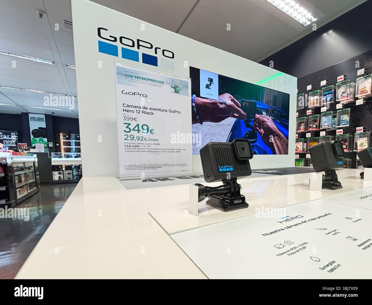 Alicante, Espagne - 11 juin 2025 : GoPro Hero 12 caméra noire affichée dans un magasin de détail avec signalisation promotionnelle et vitrine de produit dynamique Banque D'Images