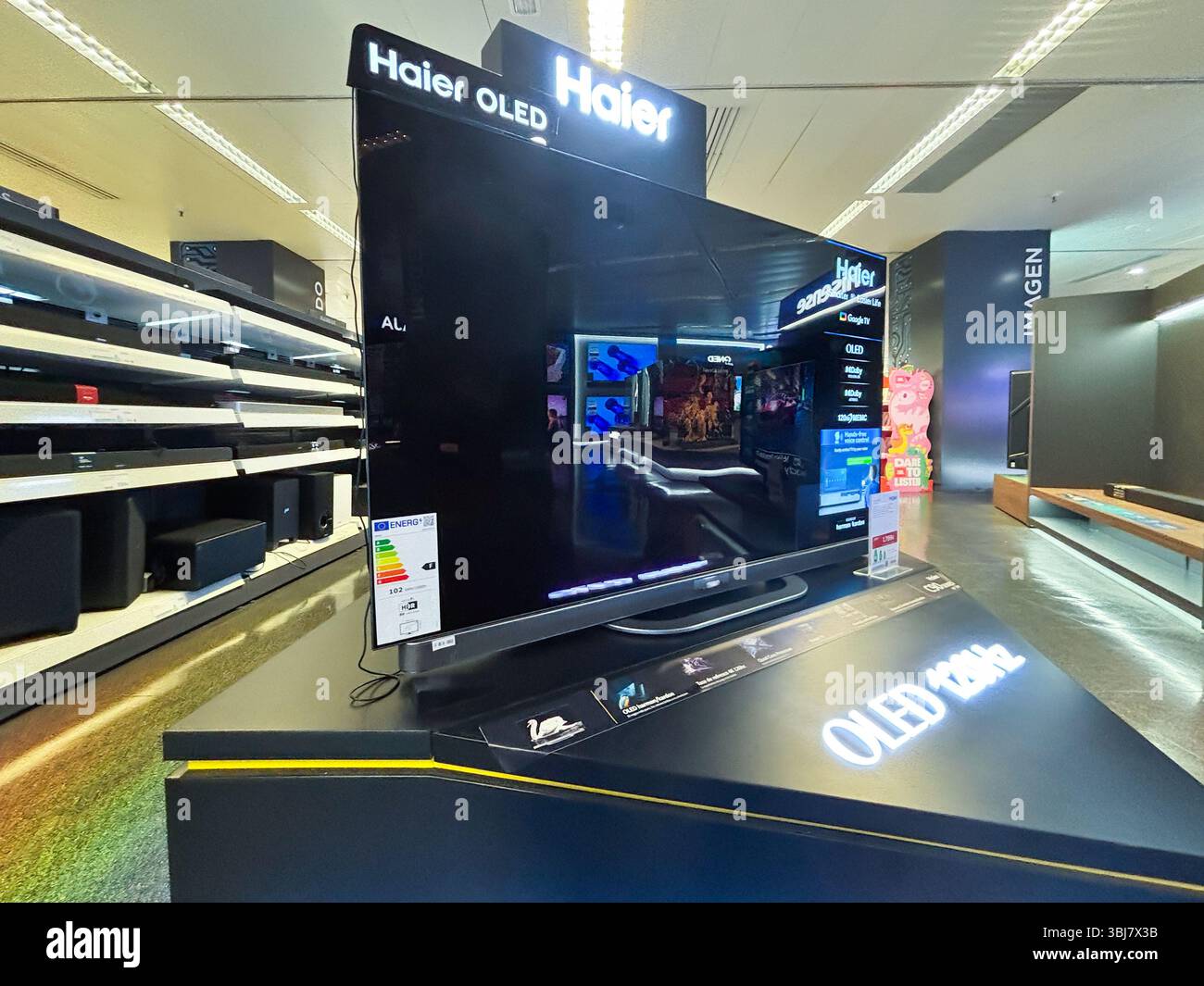 Alicante, Espagne - 11 juin 2025 : télévision OLED Haier exposée dans un magasin d'électronique moderne, mettant en vedette des couleurs vives et une technologie de pointe Banque D'Images