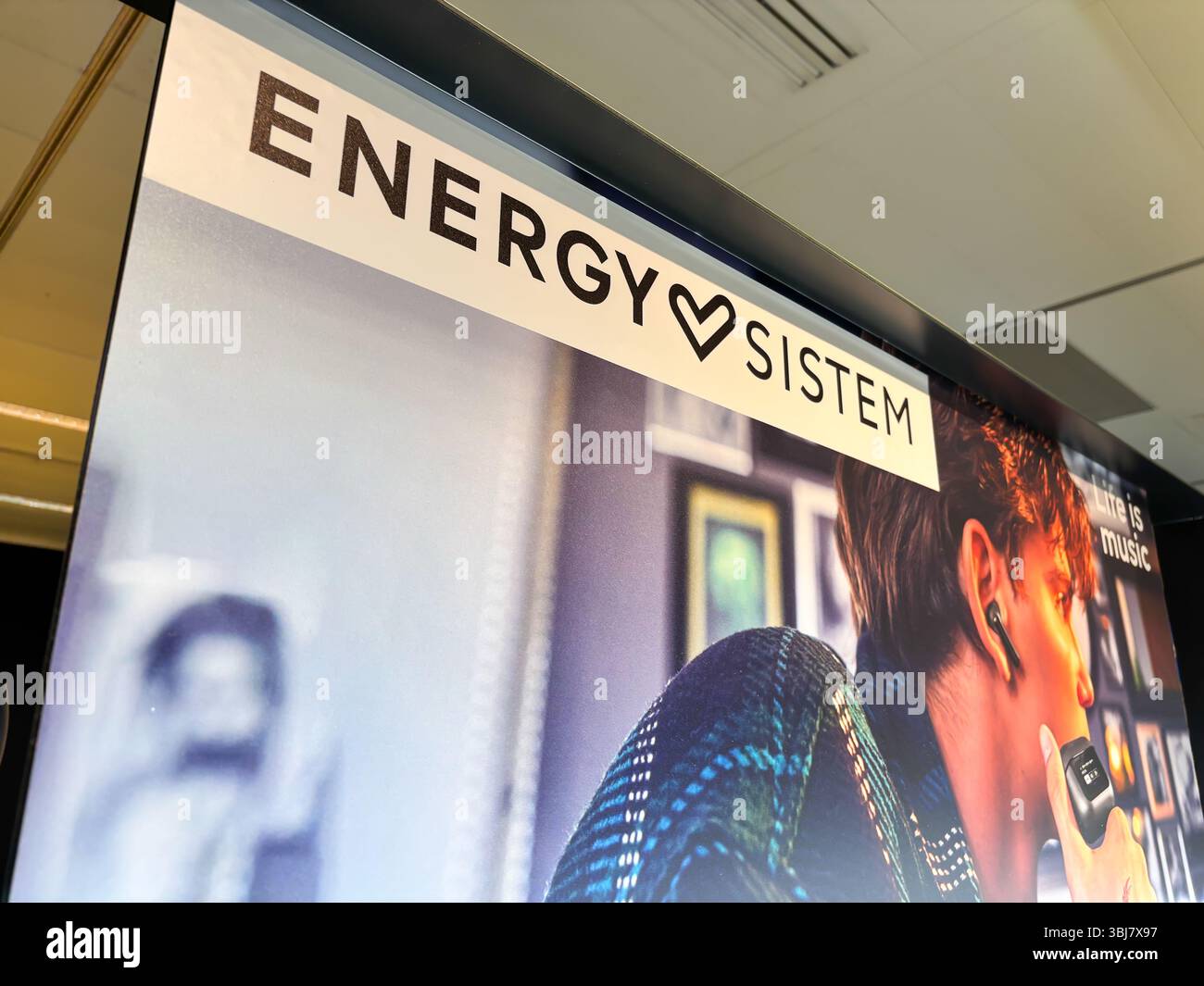 Alicante, Espagne - 11 juin 2025 : la marque Energy Sistem est bien en vue dans un cadre moderne, mettant en valeur une technologie innovante et un style de vie Banque D'Images