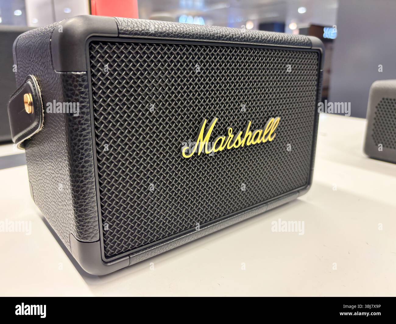 Alicante, Espagne - 11 juin 2025 : enceinte Marshall au design classique présentant un extérieur noir texturé et un logo doré, parfaite pour les mélomanes Banque D'Images