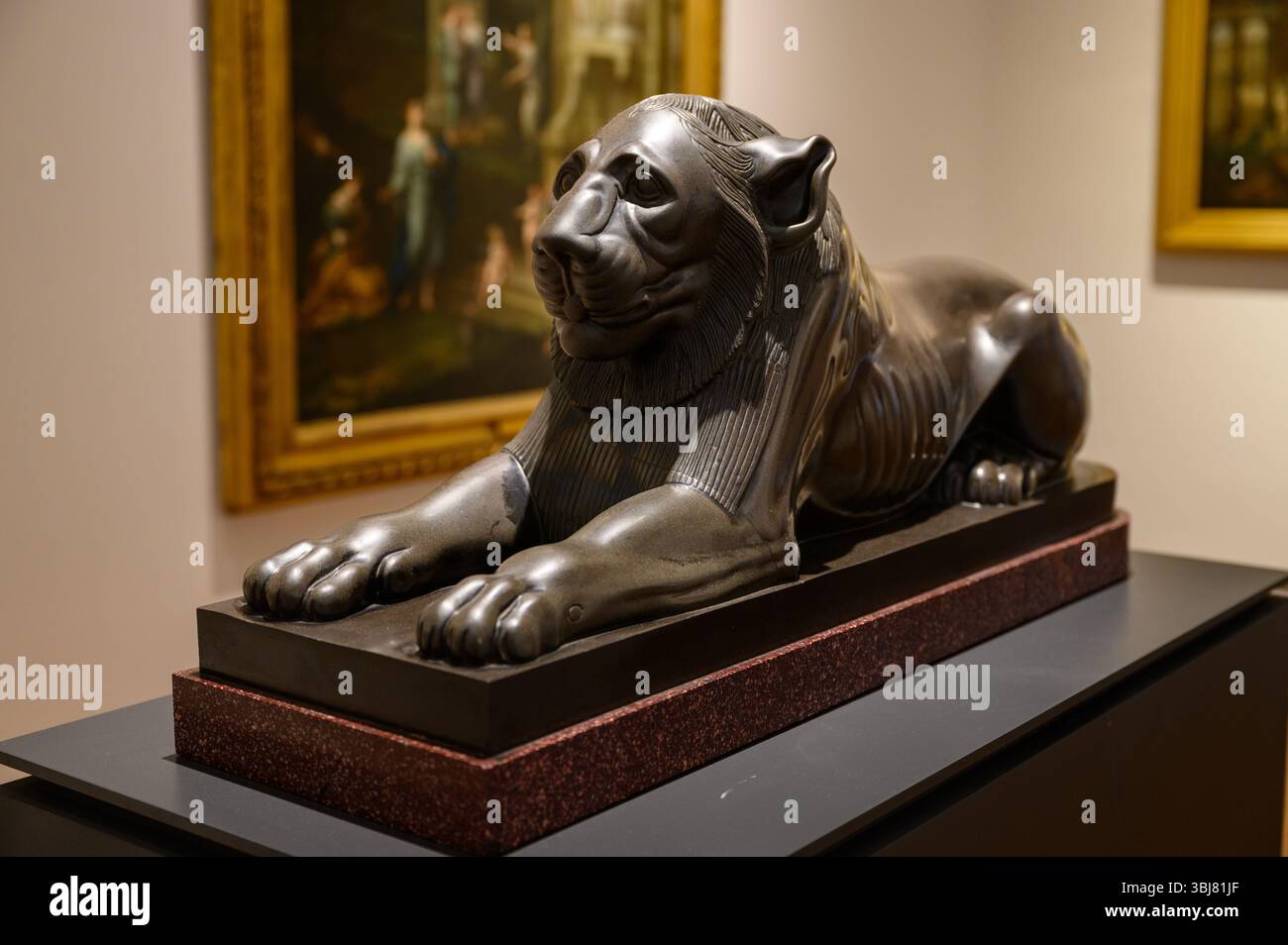 Lion. Égypte, période ptolémaïque (323 av. J.-C. – 30 av. J.-C.). Basalte, porphyre (base). Musée national d'Art ancien, Lisbonne, Portugal. Banque D'Images