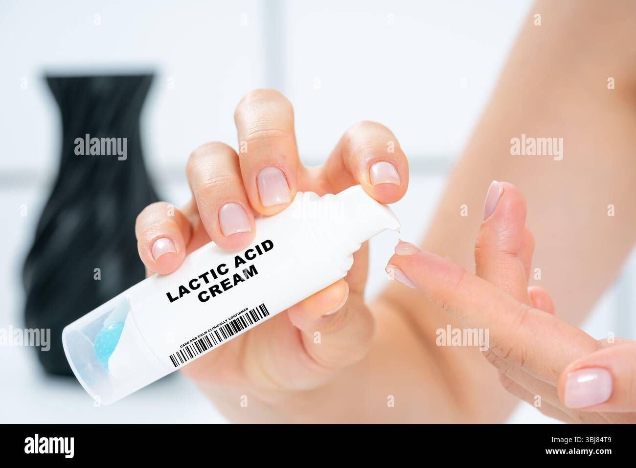 Crème d'acide lactique. Hydrate et exfolie avec de l'acide dérivé du lait. Banque D'Images