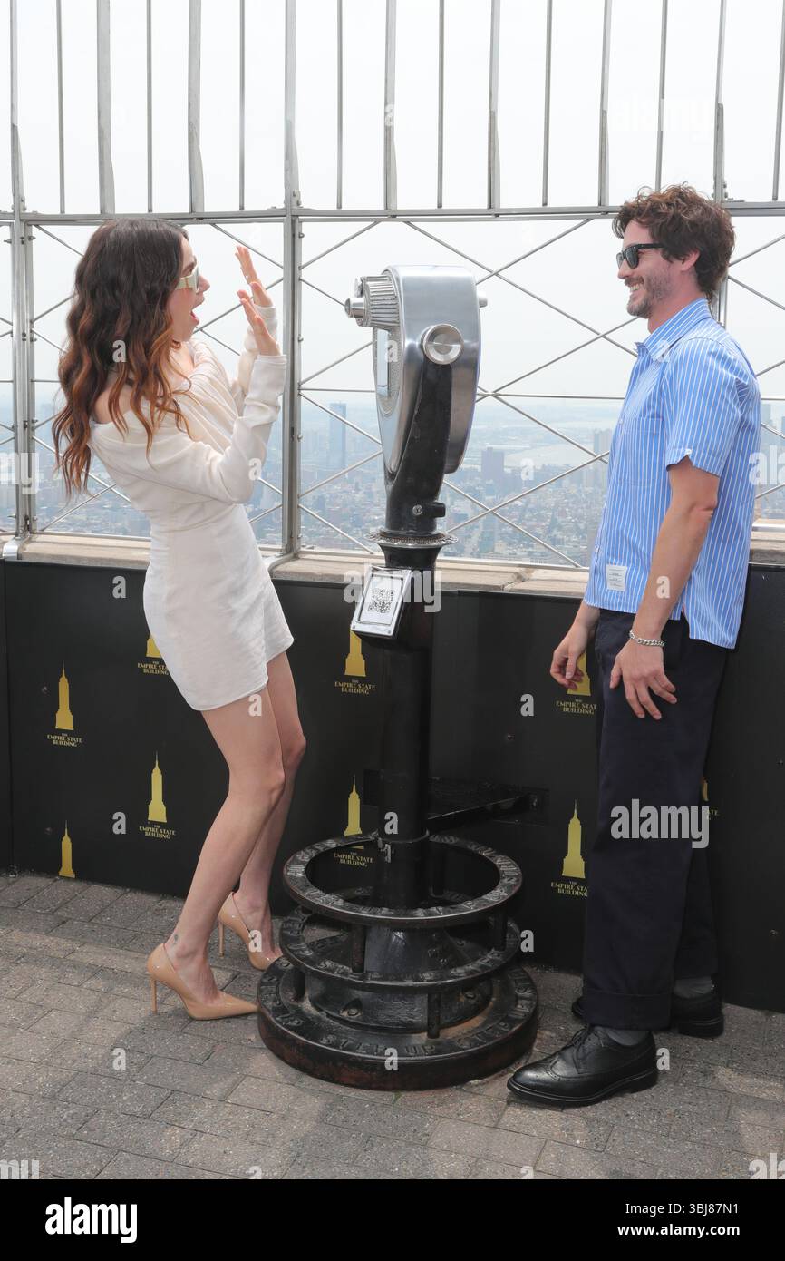 New York, NY, États-Unis. 13 juin 2025. NEW YORK, NEW YORK - 13 JUIN : Molly Gordon et Logan Lerman visitent l'Empire State Building pour célébrer la première de OH, HI ! Le 13 juin 2025, à New York. La visite a marqué un moment promotionnel spécial pour le film à venir, les acteurs jouissant d'une vue imprenable sur les gratte-ciel depuis l'observatoire du monument. (Crédit image : © Luiz Rampelotto/ZUMA Press Wire) USAGE ÉDITORIAL SEULEMENT ! Non destiné à UN USAGE commercial ! Banque D'Images