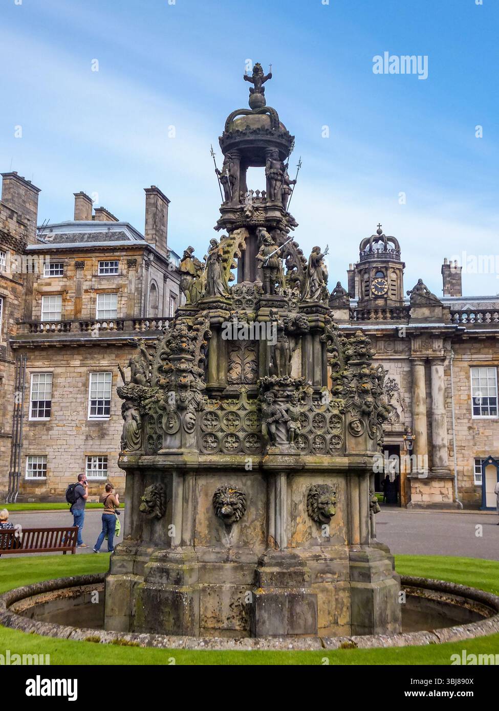 La fontaine ornée du palais de Holyrood à Édimbourg, Écosse, Royaume-Uni. Banque D'Images
