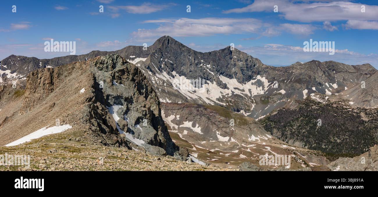 Derrière Sangre de Cristo Colorado Peak Iron Nipple se trouvent Colorado 14ers Blanca Peak et Ellingwood point. Banque D'Images