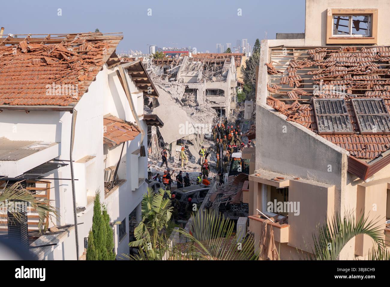 Rishon LeZion, Israël. 14 juin 2025. Bâtiments endommagés après qu'un missile iranien a frappé Rishon LeZion, tuant au moins deux personnes et en blessant plusieurs autres. Crédit : Ilia Yefimovich/dpa/Alamy Live News Banque D'Images